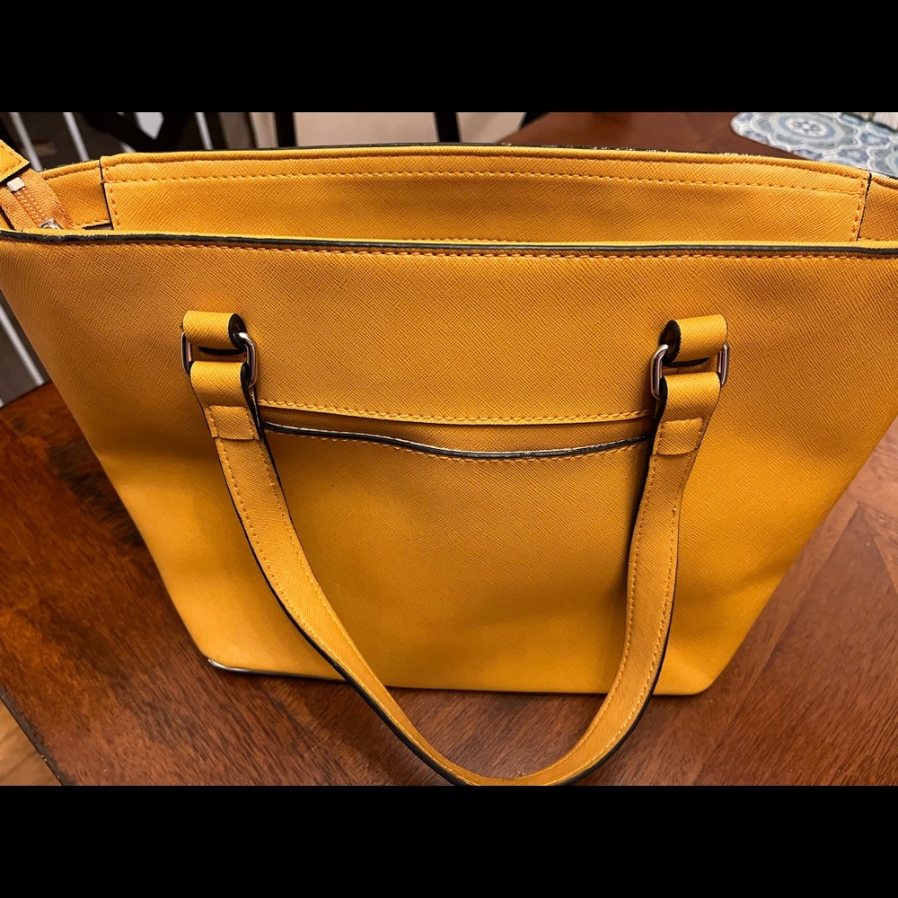 Bolsa marca GUESS nueva original.